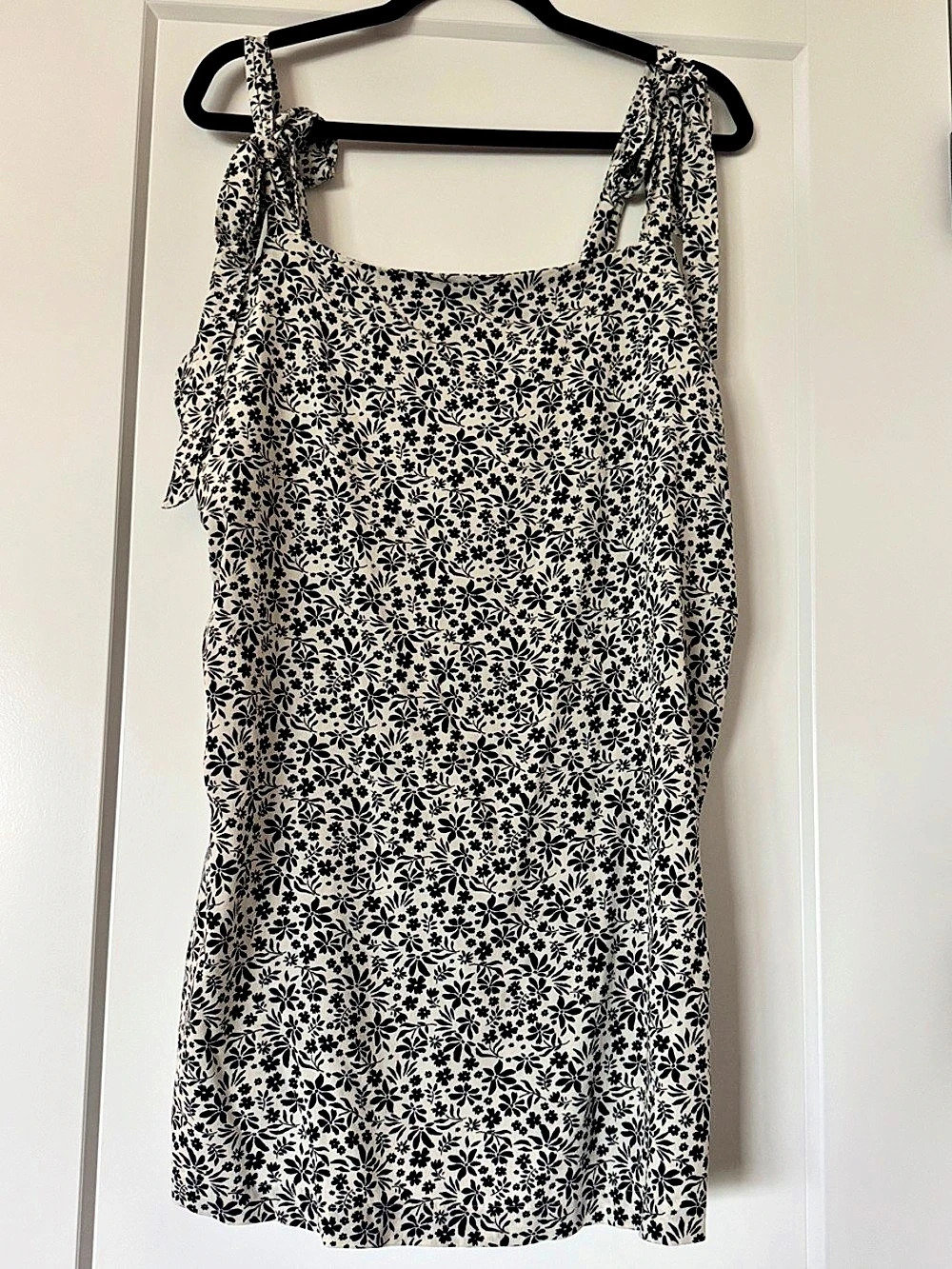Roxy Floral Mini Dress in White & Black Size XL